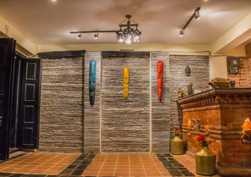 巴克塔普尔HOTEL LAYAKU DURBAR的一间设有冲浪板的大墙的客房内的淋浴