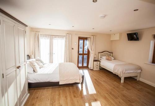 红山希尔克罗夫特住宿酒店的一间卧室设有两张床和大窗户