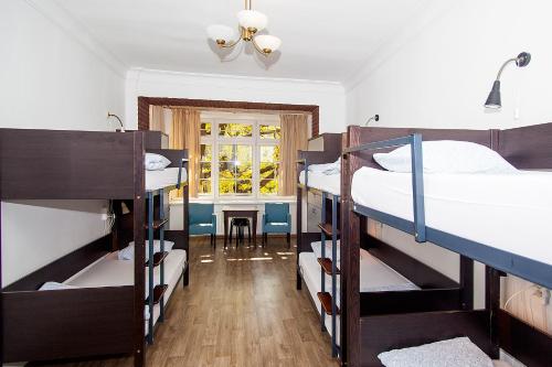 弗罗茨瓦夫瓦特拉旅馆的客房设有三张双层床和一张桌子。