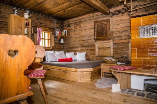 ThierbachTradlhof的小木屋内一间卧室,配有一张床
