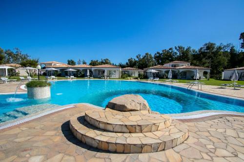 卡斯蒂亚达斯Limone Beach Resort的庭院内一个带火坑的大型游泳池