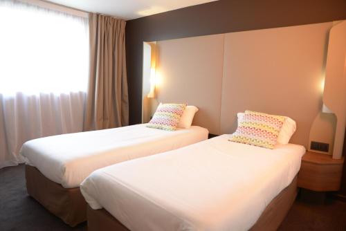 老巴拉吕克钟楼SETE巴拉胡克酒店的酒店客房设有两张床和窗户。