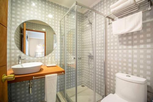 Angol202 Hotel Boutique的带淋浴、卫生间和盥洗盆的浴室