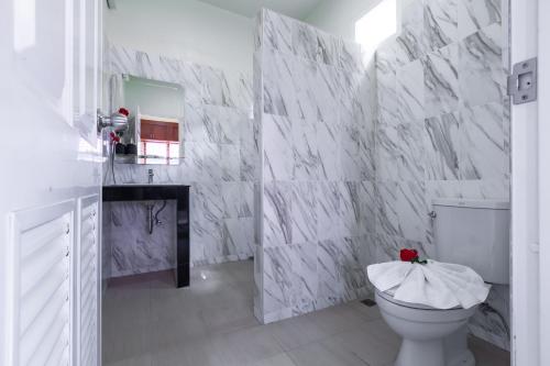 班奥南矛Green Garden House的浴室设有白色大理石墙壁和卫生间。