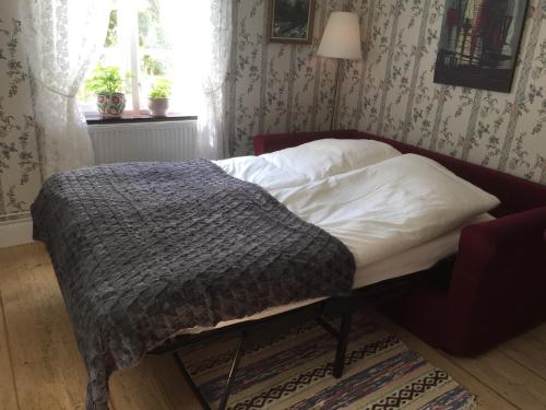 Stenbrottets lillstuga客房内的一张或多张床位