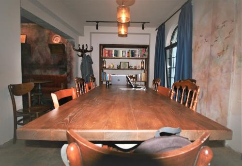 伊斯坦布尔Archeo的用餐室配有大型木桌和椅子