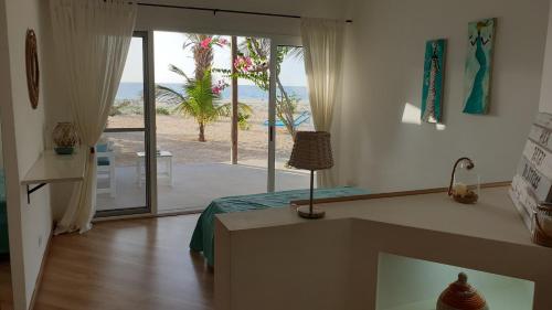 CabeçadasBeachhaus Praia de Chaves的一间卧室配有一张床,享有海滩美景