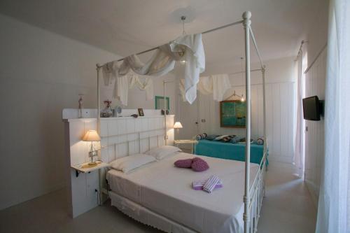葛伦坦马勒A Casa di LoLu的一间卧室配有一张带天蓬的白色床