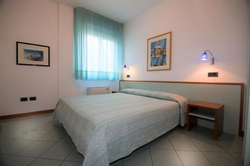 圣贝内代托-德尔特龙托Appartamento Mediterraneo的一间卧室设有一张大床和一个窗户。