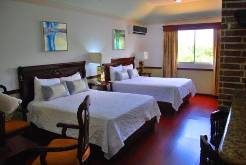 圣地亚哥洛斯卡巴皮拉提诺赌场酒店的酒店客房设有两张床和窗户。