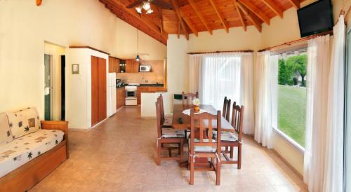 贝尔格拉诺将军镇Solar Encantado Cabañas & Chalet的厨房以及带桌椅的用餐室。