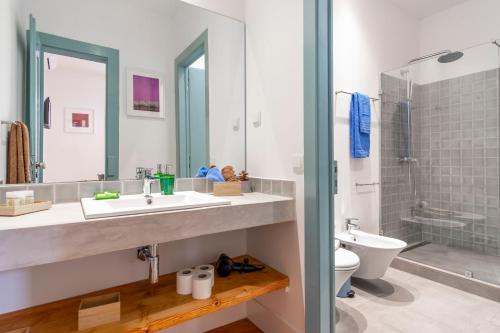 里斯本LV Premier Baixa DO的一间带水槽、卫生间和淋浴的浴室