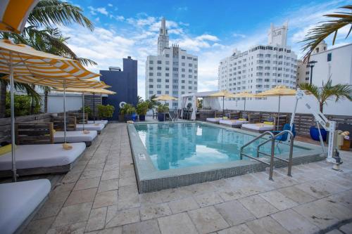 卡塔利娜酒店与海滩俱乐部内部或周边的泳池