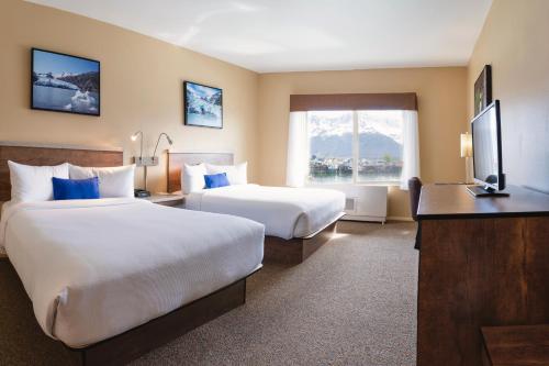 西沃德苏厄德哈博尔360酒店的酒店客房设有两张床和电视。