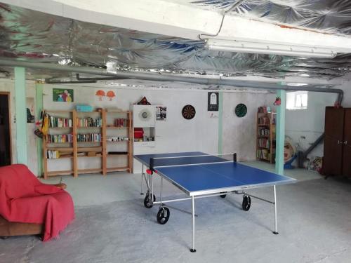 Bézues-BajonLa Maison de Thelma的一间设有乒乓球桌的房间