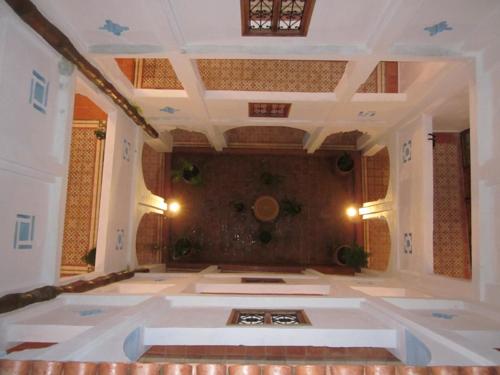 舍夫沙万拉斯艾尔玛阿酒店的大型客厅设有天花板的大房间