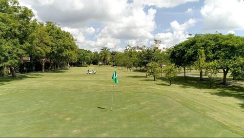 科科约克The Lorian Club的绿色中间带旗帜的高尔夫球场