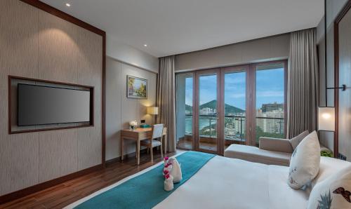 三亚三亚大东海酒店的一间酒店客房,配有一张床和一台电视