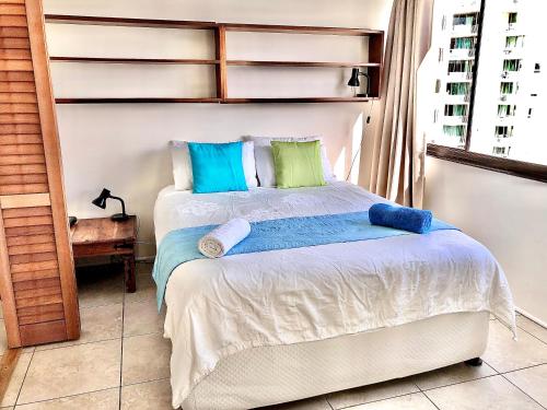 Cairns Apartment Esplanade Ocean Views客房内的一张或多张床位