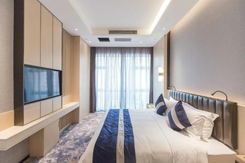 重庆重庆丽苑维景国际大酒店的配有一张床和一台平面电视的酒店客房