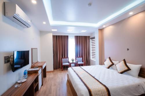 Uông BíSky hotel 390 QUang Trung Thành phố Uông Bí tỉnh Quảng Ninh的酒店客房,配有床和电视