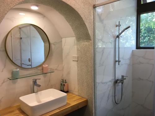 Tongxiao轻山居的浴室配有盥洗盆和带镜子的淋浴