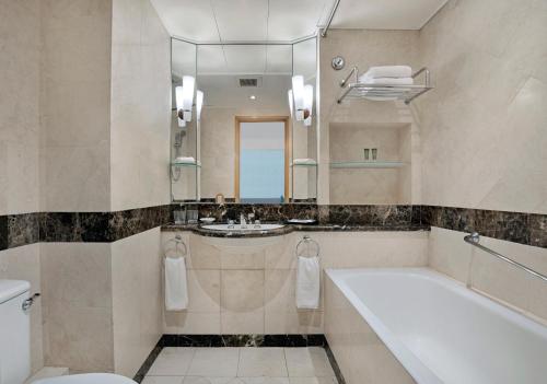 香港嘉湖海逸酒店的带浴缸、卫生间和盥洗盆的浴室