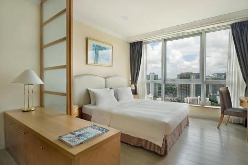 香港嘉湖海逸酒店的酒店客房设有一张床、一张书桌和窗户。