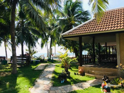 班泰第一海滩度假酒店的棕榈树庭院和建筑