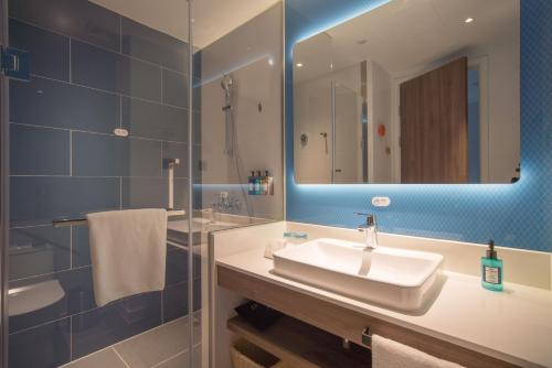 上海上海汇金智选假日酒店的一间带水槽和镜子的浴室
