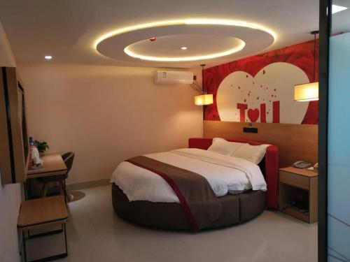 菏泽尚客优精选山东菏泽开发区淮河路店的酒店客房,配有一张大床,拥有一张大床