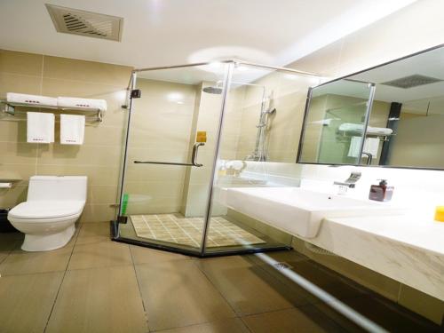 昆明尚客优品连锁酒店(昆明学院店)的带淋浴、卫生间和盥洗盆的浴室