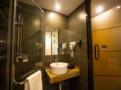 苏州尚客优精选江苏苏州吴江同里景区汽车站店的一间带水槽和淋浴的浴室
