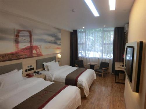 柳州尚客优精选广西柳州东环大道华林君邸店的酒店客房设有两张床和一台平面电视。