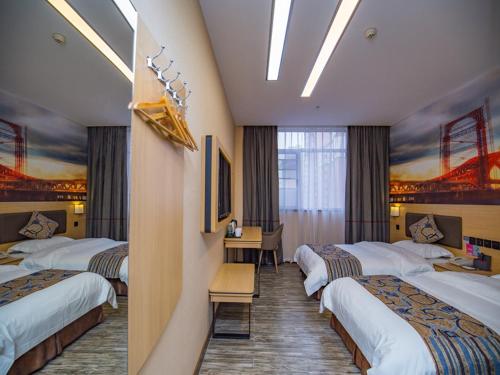 荆州尚客优精选湖北荆州市荆州区火车站店的酒店客房设有四张床和书桌