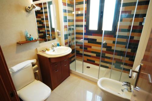 圣佩德罗-德尔皮纳塔尔巴伊亚公寓式酒店的带淋浴、卫生间和盥洗盆的浴室