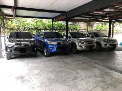 曼谷N11Hotel的四辆车停在车库里