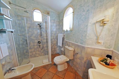 切尔沃港切尔沃港大酒店的带淋浴、卫生间和盥洗盆的浴室
