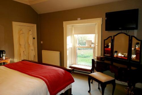 安特里姆Crookedstone House的一间卧室设有一张床和一个窗口