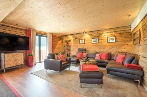 博尔斯特尔朗Ferienwohnungen Alpentraum - Lieblingsplätzle的客厅配有沙发、椅子和电视