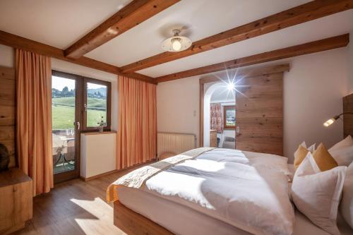 埃尔毛Haus Margreth的一间卧室设有一张大床和一个大窗户