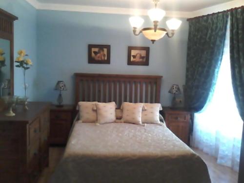 因凡特斯新镇Los Girones Pacheco的一间卧室配有带2个枕头的床