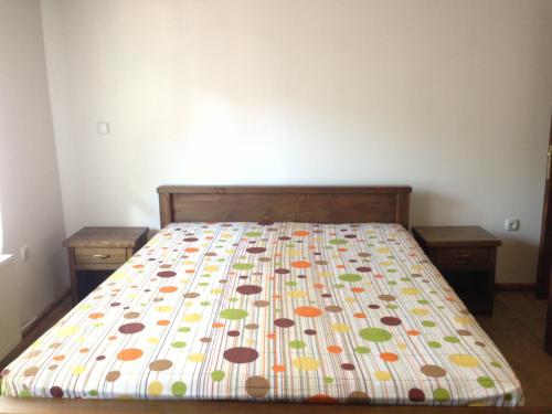 科瓦切维卡Ristevata Guest House的一间卧室配有一张带彩色床罩的床
