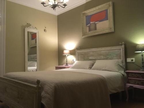 坎布里尔斯阿尔比利戈尔2号公寓的一间卧室配有一张大床和镜子