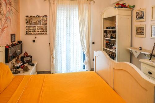 阿克雷迪斯Absolute vacation luxury Villa Stratos near sea majestic view的一间卧室配有橙色的床和窗户。