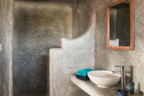 帕杰Villa Kiota的一间带水槽和镜子的浴室