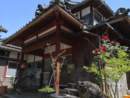 Sabae田舎生活体験福井県観光者向け古民家的一座房子,前面有花房