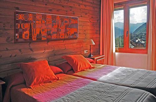 萨拉尔杜迦罗娜酒店的一间卧室设有一张大床和一个窗户。