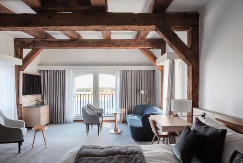 哥本哈根哥本哈根埃德莫瑞酒店的酒店客房带一张床、一张桌子和椅子