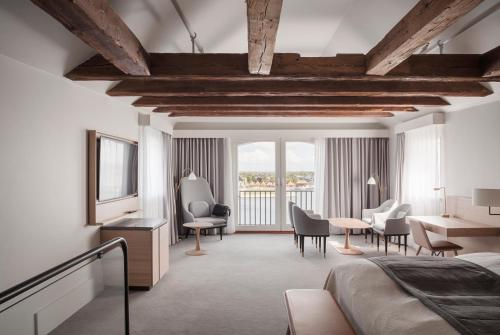 哥本哈根哥本哈根埃德莫瑞酒店的卧室配有一张床、一张桌子和椅子